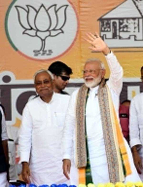 बिहार: प्रमुख गठबंधनों में रार, छोटे ले रहे आकार बिहार: प्रमुख गठबंधनों में रार, छोटे ले रहे आकार